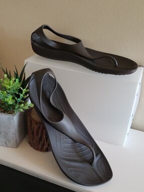 Crocs Serena T Strap Brown Sandals - W10 🚫FINAL SALE🚫